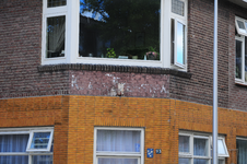 904616 Afbeelding van de nog vaag leesbare naam 'Klaas Feenstra' op het hoekpand Bekkerstraat 93 te Utrecht, verwijzend ...